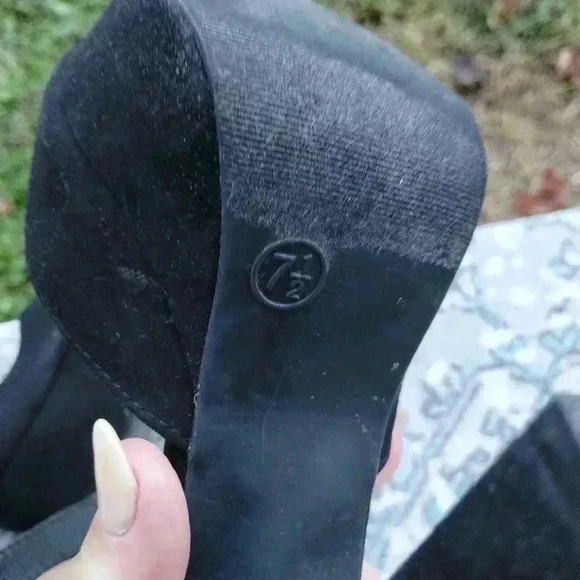 Black peep toe heels with platform - Picture 4 of 7